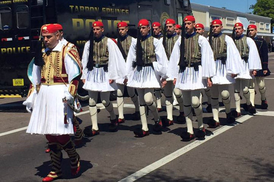 Εντυπωσιάζουν οι εύζωνες της Προεδρικής Φρουράς στους δρόμους της Φλόριντα- Δείτε Βίντεο